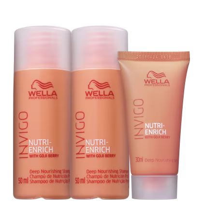 A imagem mostra o Kit Wella Nutri-Enrich com dois shampoos de 50ml, e uma máscara de 30ml. Os produtos apresentam o logotipo da Wella com perfil estilizado de uma mulher com cabelos esvoaçantes e as cores predominantes são laranja e branco.