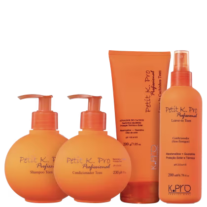 A imagem mostra uma linha de produtos de cabelo da marca K.Pro. Há dois frascos grandes de plástico laranja com bombas dosadoras, um frasco menor spray laranja e outro frasco também laranja.