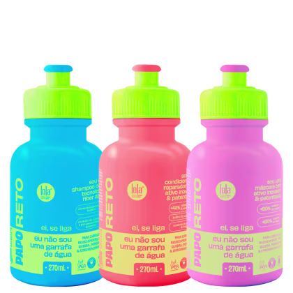 A imagem mostra um kit com uma unidade de shampoo, um condicionador e uma máscara, em embalagem cilíndrica com tampa verde e detalhes em amarelo, e a outra vermelha com detalhes amarelos e tampa verde e a outra lilás, com amarelo e tampa verde.