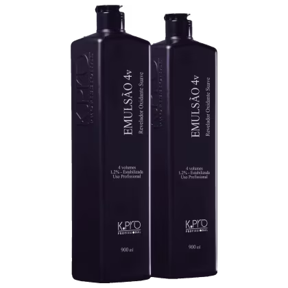 O produto apresentado na imagem são dois frascos de 900 ml da marca K.Pro Professional. Os frascos possuem design preto e contêm informações sobre o produto, como a indicação de que se trata de uma emulsão com 4 volumes para uso profissional.
