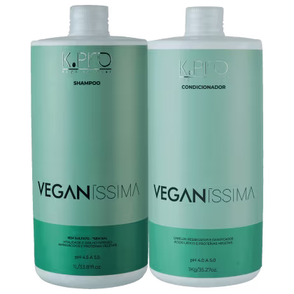 A imagem mostra dois recipientes de produtos de cabelo da marca K.Pro, da linha Veganíssima. O primeiro recipiente é um frasco de shampoo e o segundo é um frasco de condicionador.