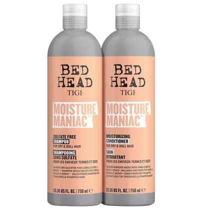 Dois frascos de 750 ml da linha Moisture Maniac da Bed Head TIGI, contendo shampoo sem sulfato e condicionador hidratante para cabelos secos e opacos.