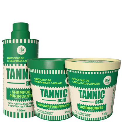 Produtos da marca Lola From Rio, incluindo shampoo purificante, máscara fortificante e acidificante da linha Tannic Acid, em embalagens verdes com rótulos destacando o "Protocolo de Longevidade Capilar".