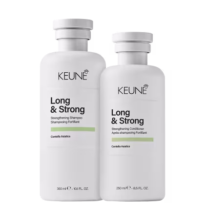 Dois frascos brancos da linha Long & Strong da Keune, um shampoo fortalecedor e um condicionador fortificante, ambos com rótulos em preto e verde, contendo 300ml e 250ml respectivamente.