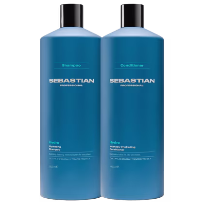 Dois frascos de produtos de beleza da marca Sebastian Professional, com embalagens azuis e pretas. Um é um shampoo e o outro é um condicionador da linha Hydre, que promete hidratação intensa para cabelos.