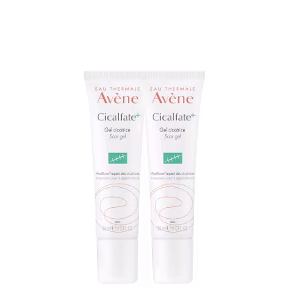 Dois tubos de gel cicatrizante Cicalfate+ Scar Gel com 30ml cada da marca Avène, com embalagem branca e detalhes em laranja e verde, apresentando o nome do produto e sua função de melhorar a aparência de cicatrizes.