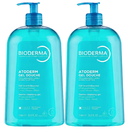 Dois frascos de gel de banho Bioderma Atoderm, com embalagem azul-turquesa e rótulo branco, contendo 1 litro cada. O produto é indicado para peles normais a secas.
