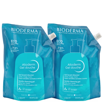 Dois refis de gel de banho Atoderm da marca Bioderma, em embalagens plásticas azuis com rótulos indicando que são produtos com 73% menos plástico.