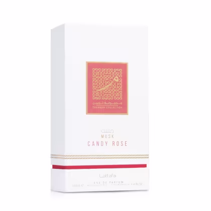 Perfume da marca Lattafa. A embalagem é uma caixa branca com um rótulo vermelho e dourado, exibindo um padrão geométrico decorativo. O nome do perfume é "Candy Rose" e está impresso no rótulo. A caixa contém um frasco de perfume de 100 ml.
