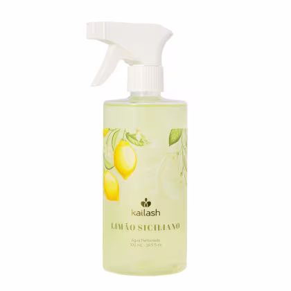 Frasco de spray com rótulo da marca Kailash, contendo um líquido amarelado. O rótulo apresenta o nome "Limão Siciliano" e informações sobre o produto, como "Água Perfumada" e o volume de 500 ml.