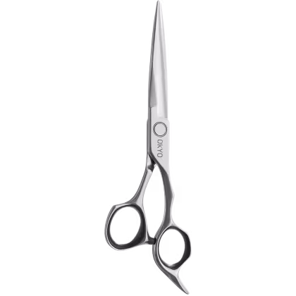 Tesoura de corte profissional Okyo, com design moderno e elegante em tons de prata, com empunhadura ergonômica e lâminas afiadas para uso preciso e eficiente.