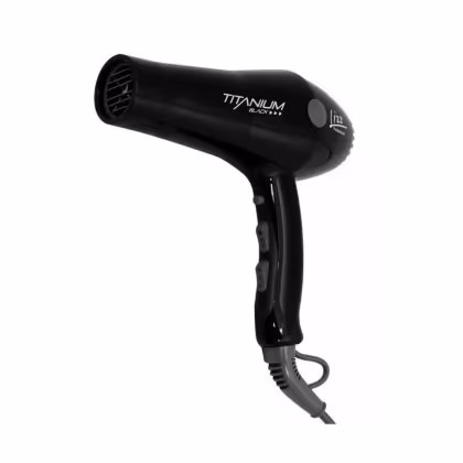 O produto apresentado na imagem é um secador de cabelos da marca Lizz Professional . Trata-se de um secador de cabelos preto, com design cilíndrico e compacto. O nome "Titanium" está claramente exibido no corpo do secador.