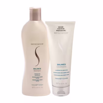 Shampoo e um condicionador da linha "Balance". Ambos os produtos contêm o nome "Senscience" e "Balance" em seus rótulos, indicando que se trata de uma linha de produtos para cabelos equilibrados.