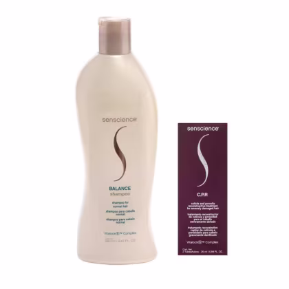 Shampoo da marca Senscience, chamado "Balance". Ao lado do frasco de shampoo, há um tubo de tratamento capilar da mesma marca, chamado "C.P.R.". Ambos os produtos possuem embalagens simples e elegantes, com cores neutras e design minimalista.