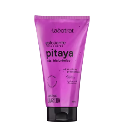 O produto exibido é um esfoliante corporal da marca Labotrat, com o nome "pitaya" e a indicação de conter ácido hialurônico. A embalagem é um tubo de plástico rígido de cor rosa vibrante, com o nome da marca e do produto claramente visíveis.