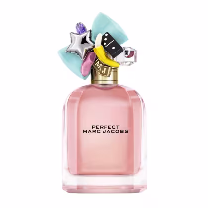 Frasco de perfume da marca Marc Jacobs, com design colorido e decorado com estrelas, bananas e outros elementos gráficos. Rótulo com o nome "Perfect Marc Jacobs" em destaque. Embalagem de vidro com tom de rosa claro.