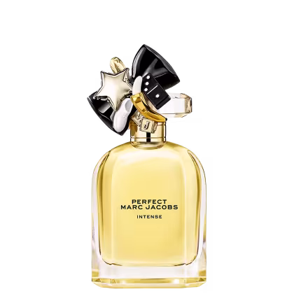 Frasco de perfume dourado e preto da linha "Perfect" da marca Marc Jacobs, com detalhes em estrela e fita preta na tampa. Rótulo com o nome do produto "Perfect Marc Jacobs Intense" em letras pretas.
