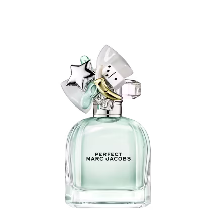 Frasco de perfume da marca Marc Jacobs, com design moderno e minimalista em tons de verde e prata. O rótulo exibe o nome "Perfect Marc Jacobs" em letras pretas. O frasco possui detalhes decorativos, como uma estrela prateada no topo.