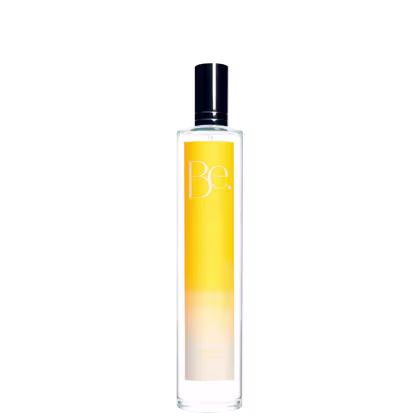 Frasco de perfume Be. com design minimalista, predominantemente amarelo e preto, com texto destacado na embalagem. Produto de beleza com apresentação elegante e sofisticada.