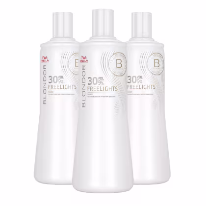 Três frascos brancos da linha Wella Professionals Blondor, contendo 30 volumes de Freelights, um produto para clarear e iluminar os cabelos.
