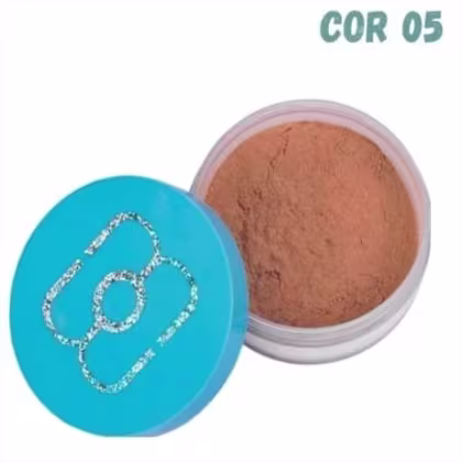 Pó compacto de maquiagem em embalagem plástica transparente. O pó tem uma tonalidade marrom terrosa. A tampa é azul turquesa e exibe um logotipo estilizado em glitter prateado.