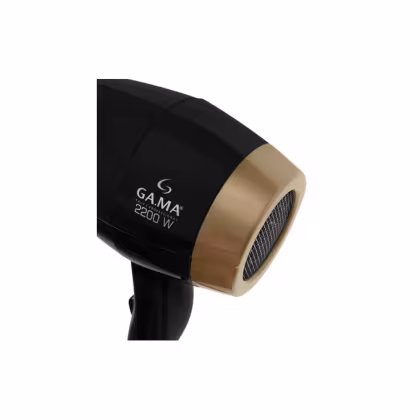 A imagem mostra o fundo do secador de cabelo profissional GA.MA Italy. Ele possui o corpo preto fosco com detalhes em dourado metálico ao redor da grelha de saída de ar. Design elegante e minimalista.