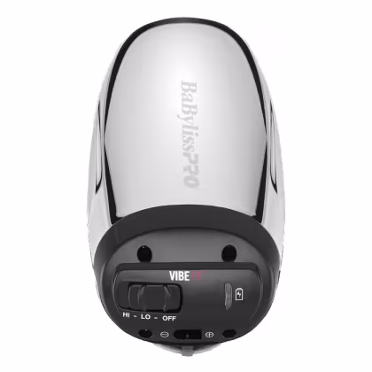 A imagem mostra um produto de design oval alongado na cor prata com detalhes pretos. Na parte superior, está impresso o nome da marca "BaByliss Pro". Na parte inferior, há um painel de controle com três opções: "HI - LO - OFF" (Alto - Baixo - Desligado).