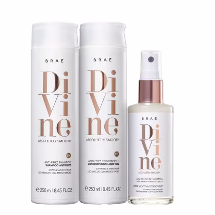 A imagem mostra três produtos da linha Divine de Braé. Dois frascos cilíndricos do shampoo e do condicionador, e um frasco menor com a tampa em spray para máscara líquida. Todos são brancos com detalhes em rose gold.