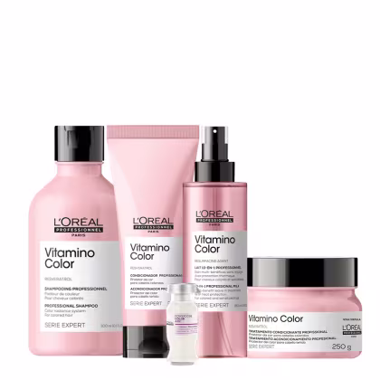 O kit traz a Linha Vitamino Color (L’Oréal Professionnel) para cabelos coloridos: shampoo (300ml), condicionador, spray protetor térmico (250g) e máscara, todos em embalagens rosa com tampa preta. Além de uma ampola de frasco branco e tampa prata.