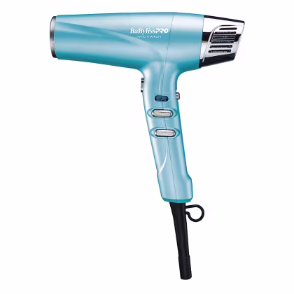 Secador na cor azul clara, corpo alongado e arredondado com detalhes prateados. Possui botões de controle e uma grade de ventilação na parte frontal. O cabo é preto. O nome "BaBylissPRO" está impresso no corpo do secador.