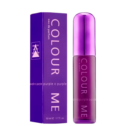 Frasco de perfume Colour Me na cor roxa, com rótulo em letras brancas indicando a cor "Purple o purple". A embalagem é uma caixa roxa com o nome da marca e a descrição da cor do produto.
