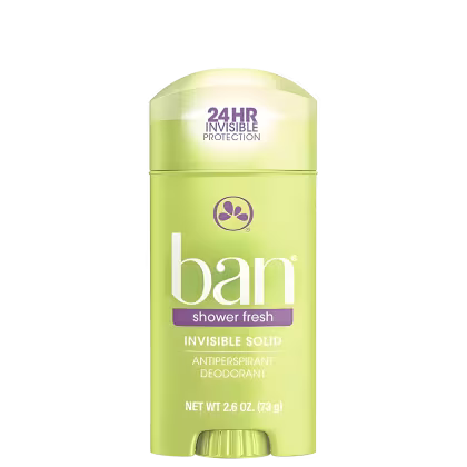A imagem mostra um desodorante antitranspirante em barra sólida da marca Ban. O produto é embalado em um caso plástico cilíndrico de cor verde clara. Na parte superior, há uma Tampa protetora transparente.