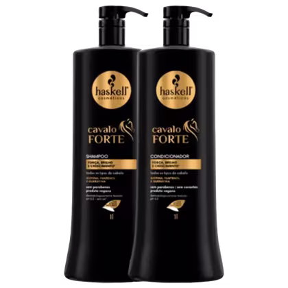 A imagem mostra dois frascos de shampoo e condicionador da linha Cavalo Forte da marca Haskell. Os frascos são pretos com bombas dosadoras e apresentam o logotipo da marca em dourado. Os frascos têm formato cilíndrico com 1L cada.