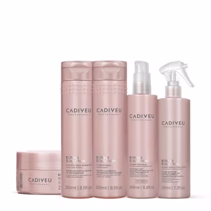 5 produtos da linha dispostos lado a lado, embalagens na cor rosa claro com letras prateadas.