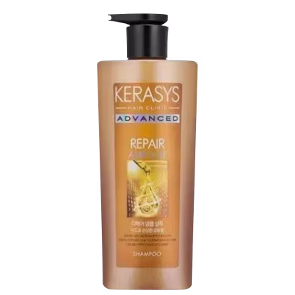 O produto é um frasco de shampoo da marca Kerasys, da linha Advanced Repair, com embalagem de plástico de cor laranja e preta, contendo texto em inglês e coreano descrevendo o produto como um shampoo reparador avançado.
