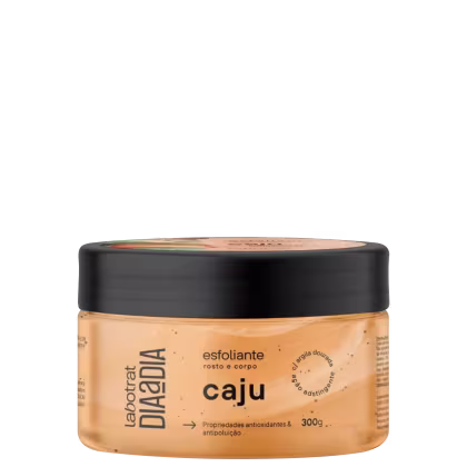 O produto apresentado é um esfoliante corporal da marca Labotrat, com o nome "Caju" impresso no rótulo. A embalagem é um pote preto com tampa, contendo 300g do produto.