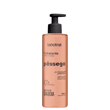 O produto mostrado na imagem é um hidratante corporal da marca Labotrat, com o nome "Pêssego" impresso no rótulo. A embalagem é um frasco plástico com um dispensador na parte superior, de cor laranja clara.