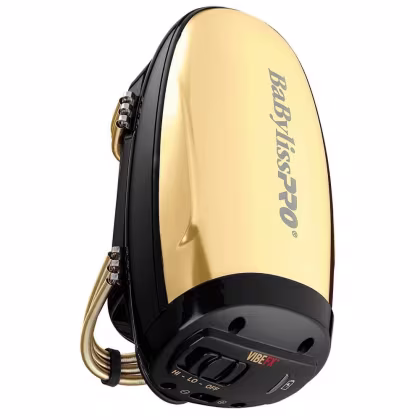 A imagem mostra um produto de design oval alongado na cor dourada com detalhes pretos. Na parte superior, está impresso o nome da marca "BaByliss Pro". Na parte inferior, há um painel de controle com 3 opções: "HI - LO - OFF" (Alto - Baixo - Desligado).