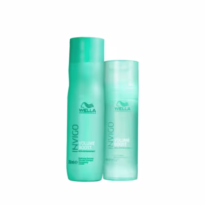 São dois frascos de produtos para cabelo da linha Invigo Volume Boost da marca Wella Professionals. O frasco maior é um shampoo volumizador verde escuro com o rótulo "Invigo Volume Boost". O frasco menor é um tratamento capilar volumizador.