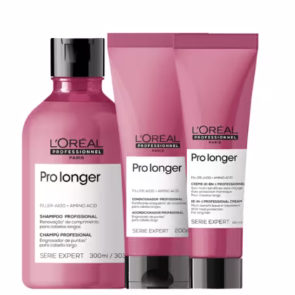 A imagem mostra um kit da L'Oréal Professionnel Pro Longer com um frasco arredondado de shampoo e  duas bisnagas, uma de condicionador e uma de leave-in. Todos de cor rosa escuro, rótulo branco e tampa preta.