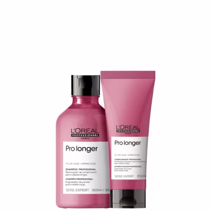 A imagem mostra um kit da L'Oréal Professionnel Pro Longer com um frasco arredondado de shampoo e  com uma bisnaga de condicionador, ambos de cor rosa escuro, rótulo branco e tampa preta.