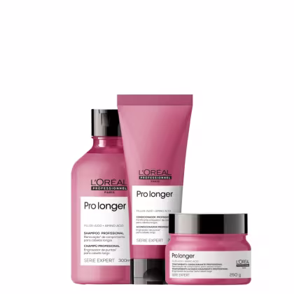 A imagem mostra um kit da L'Oréal Professionnel Pro Longer com um frasco arredondado de shampoo, uma bisnaga de condicionador um pote arredondado de máscara. Todos de cor rosa escuro, rótulo branco e tampa preta.