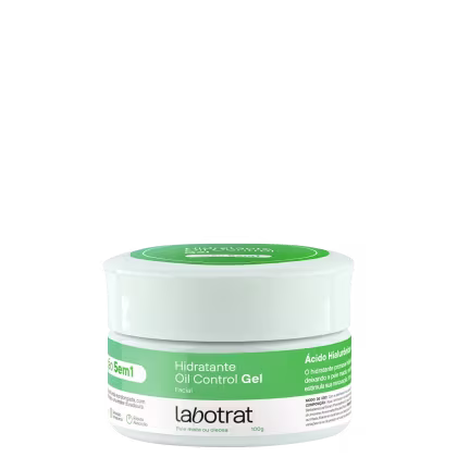 O produto apresentado é um gel hidratante Oil Control da marca Labotrat. A embalagem é um pote branco com tampa verde, contendo 100g do produto.