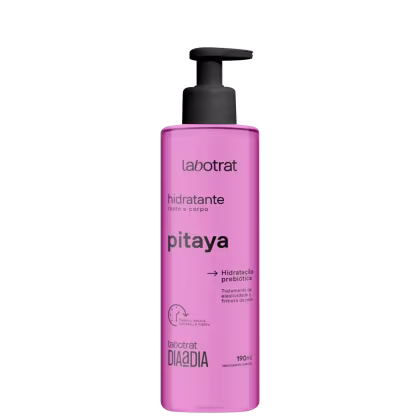 O produto apresentado é um hidratante corporal da marca Labotrat, com o nome "pitaya" impresso no frasco. O frasco é de cor rosa, com um rótulo que destaca a hidratação prebiótica como um dos benefícios do produto.