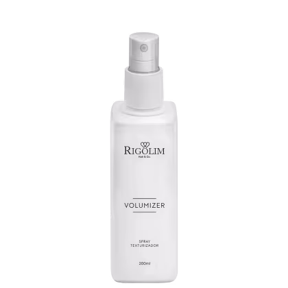 O produto apresentado é um spray texturizador da marca Rigolim Hair & Co., chamado "Volumizer". A embalagem é um frasco branco com um rótulo preto e branco, contendo 200ml do produto. O frasco possui um bico pulverizador na parte superior.