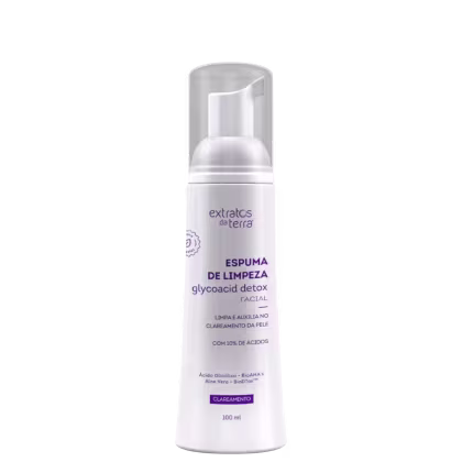 Espuma de limpeza facial Extratos da Terra com glicoacid detox, em frasco branco com rótulo roxo, contendo 100 ml do produto.