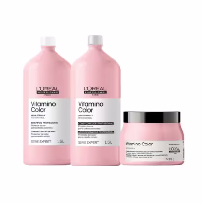 A imagem mostra três produtos da linha Vitamino Color da L'Oréal Professionnel. Dois frascos plásticos de 1,5 litros e um de 500g. Todos na cor rosa claro, com rótulos brancos e letras pretas.