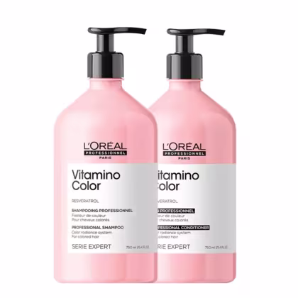 São dois frascos de plástico 750ml, shampoo e condicionador, na cor rosa com bombas dosadoras pretas no topo.