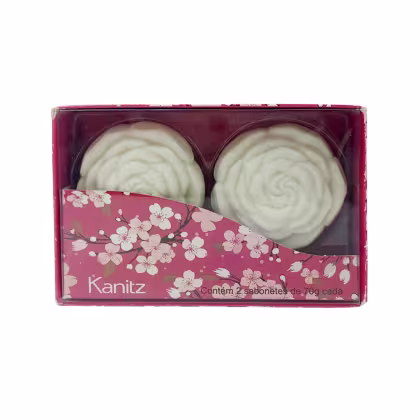 Caixa de presente Kanitz contendo dois sabonetes em formato de rosas brancas, embalados em caixa com estampa floral rosa e branca.