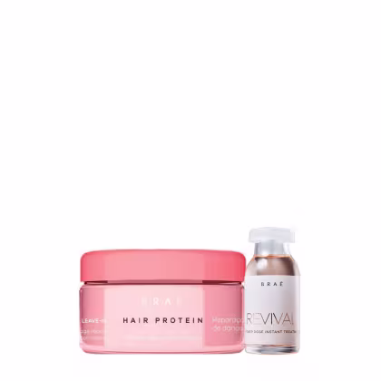 O produto é uma linha de tratamento capilar da marca Braé. Consiste em um pote rosa com tampa vermelha, contendo Hair Protein. Ao lado, há um frasco transparente com um líquido marrom claro, que é o Revival, um tratamento instantâneo para danos capilares.